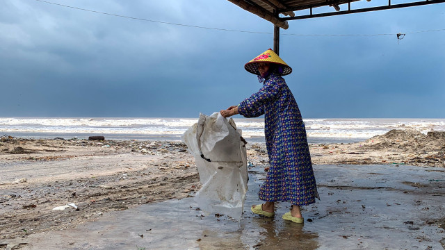 Tufão Bualoi faz 2 mortos e deixa 17 pescadores desaparecidos; imagens