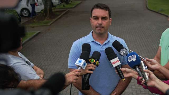 Flávio Bolsonaro diz que STF 'entregará cabeça de Moraes na bandeja'