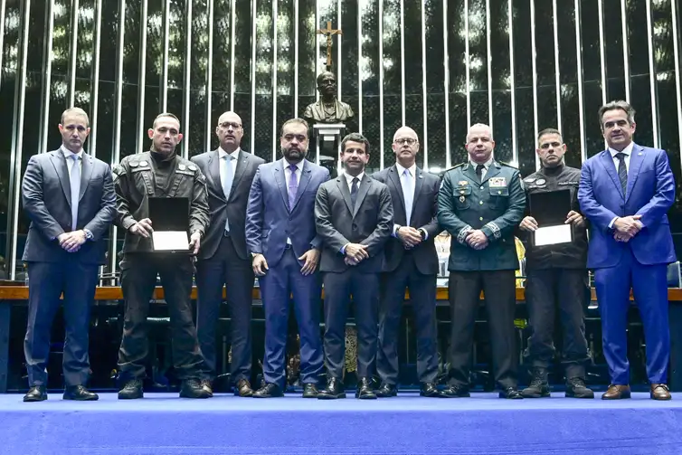 Sessão Solene do Congresso Nacional destinada a homenagear o Governo do Estado do Rio de Janeiro, a Polícia Civil, a Polícia Militar e os policiais mortos e baleados na Operação Contenção. 

Entrega de Placa de homenagem pela bravura e pelos esforços empenhados na preservação da ordem pública e da incolumidade do povo brasileiro. 

Participam:
governador do Estado do Rio de Janeiro, Cláudio Castro;
secretário de Polícia Militar do Estado do Rio de Janeiro, coronel Marcelo de Menezes Nogueira;
secretário de Estado de Segurança Pública do Governo do Rio de Janeiro, Victor Cesar Carvalho dos Santos;
secretário de Polícia Civil do Estado do Rio de Janeiro, delegado Felipe Lobato Curi;
comandante do Batalhão de Operações Policiais Especiais da Polícia Militar do Estado do Rio de Janeiro (Bope), tenente-coronel Marcelo Corbage;
coordenador de Recursos Especiais da Polícia Civil do Estado do Rio de Janeiro (Core), delegado Fabrício Oliveira;
secretário de Estado de Segurança Pública do Governo do Distrito Federal, Sandro Torres Avelar.
requerente e presidente desta sessão, Ciro Nogueira (PP-PI). 

Foto: Geraldo Magela/Agência Senado