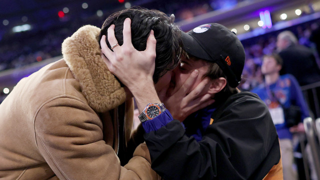 Atores de 'O Verão Que Mudou Minha Vida' se beijam durante jogo de basquete nos EUA