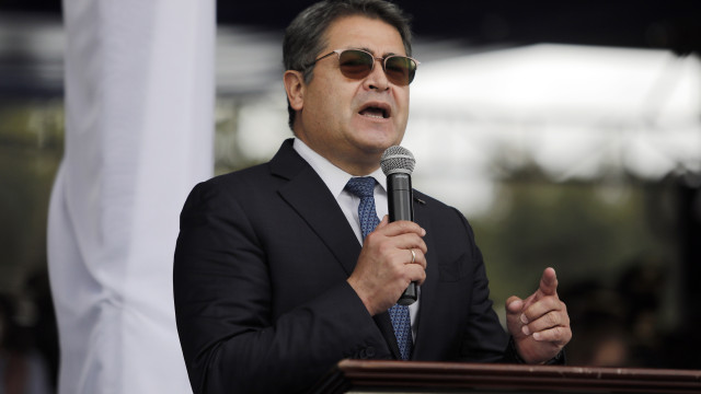 Ex-presidente hondurenho perdoado por Trump exclui para já regresso ao país