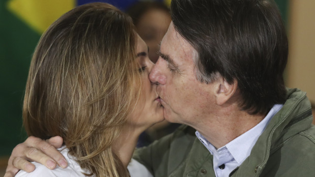 Bolsonaro manda carta de amor à Michelle: “Te amo para sempre”