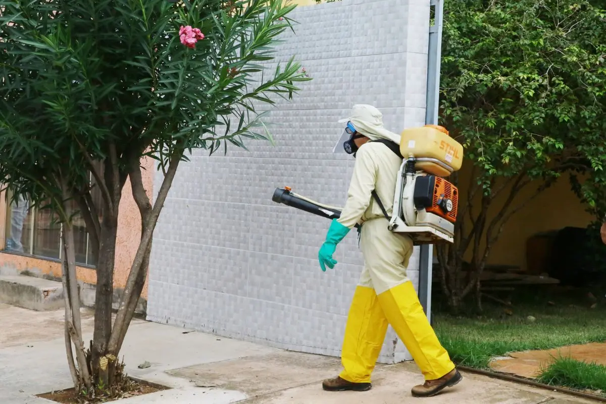 Agentes de combate às endemias vistoriaram imóveis em busca de criadouros do mosquito. - Foto: Valmir Faria