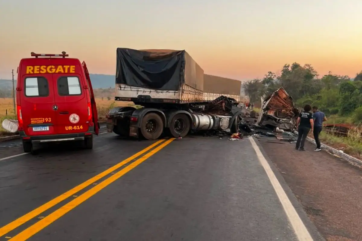 Caminhões ficaram destruídos após batida na BR-158. - Foto: Corpo de Bombeiros