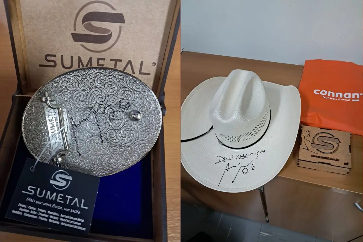 Fivela personalizada e chapéu norte-americano autografados pelo tricampeão mundial Adriano Moraes serão leiloados em um único lote, com lance inicial de R$ 2,4 mil. - Foto: Connan