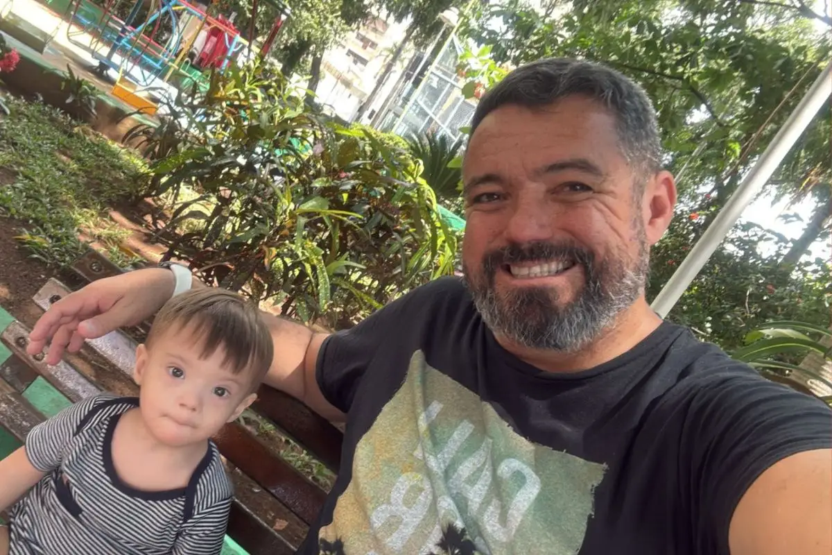 Na rotina com Mateo, José procura estar presente nas brincadeiras e nas descobertas do filho. - Foto: José Barros