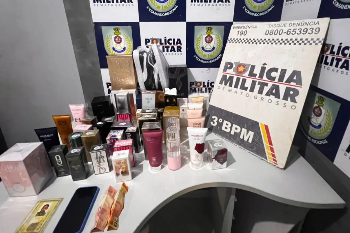 Perfumes, cremes hidratantes e body splashes recuperados pela Polícia Militar após a prisão do suspeito em Cuiabá. - Foto: PMMT