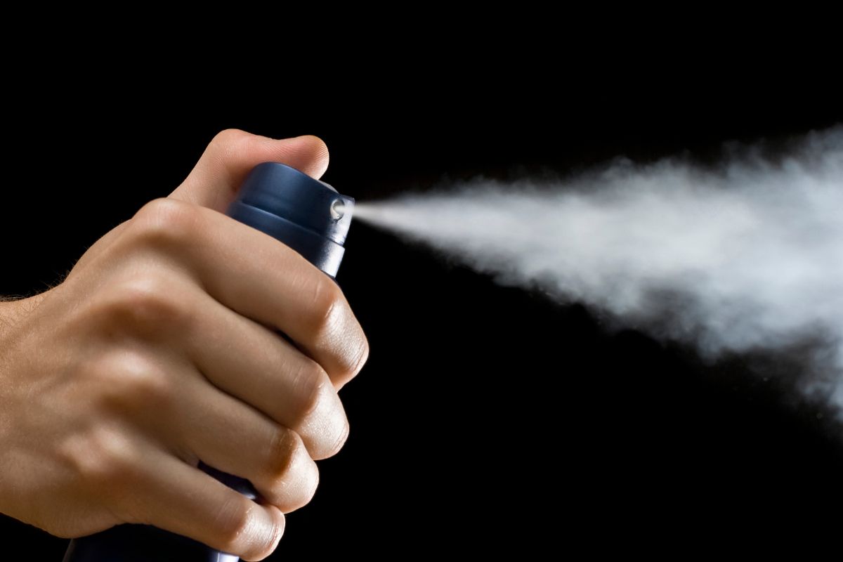 Mulheres acima de 16 anos poderão comprar spray de pimenta para defesa pessoal, conforme projeto. - Foto: Canva/Ilustrativa