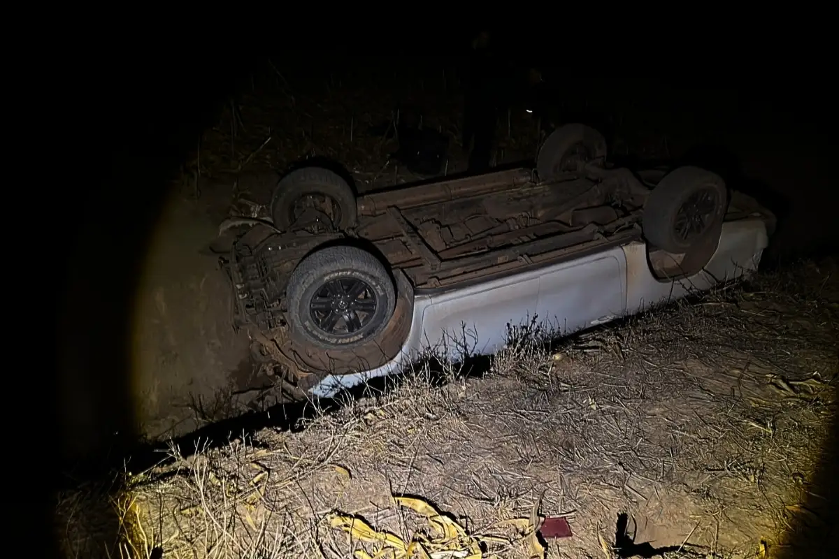 Trabalhador morreu preso às ferragens após capotamento de Hilux em MT. - Foto: Corpo de Bombeiros 