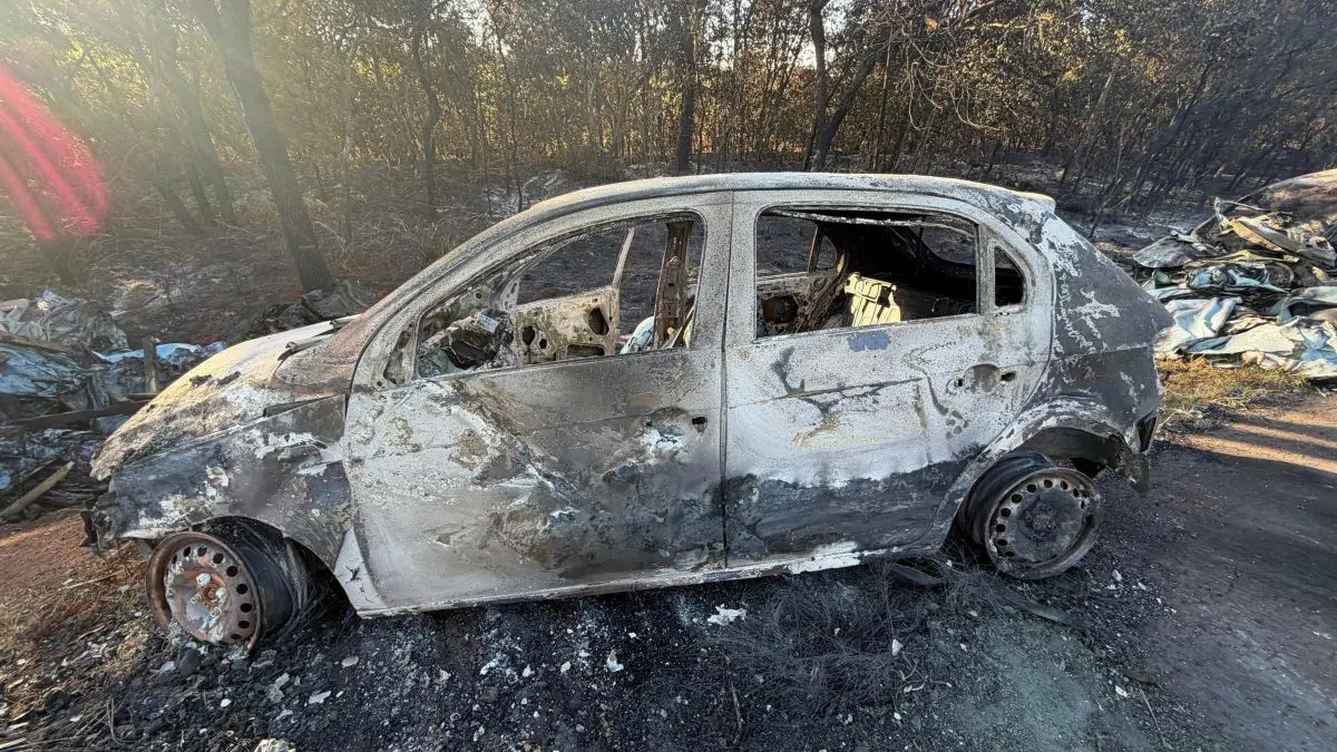 Carros foram consumidos pelo fogo (Foto: Dyego Queiroz)