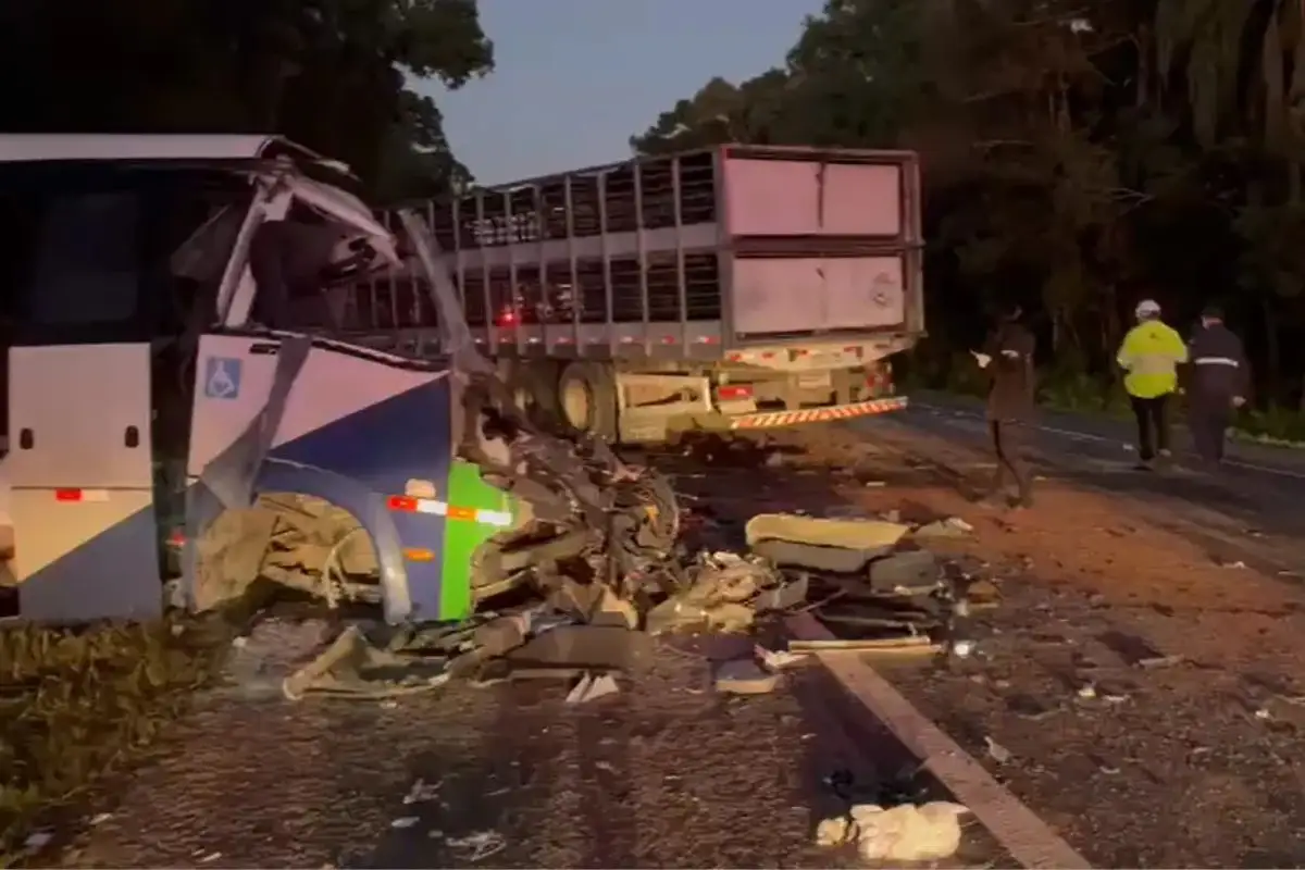 Acidente entre micro-ônibus e carreta deixa 22 mortos no PR. - Foto: PRF