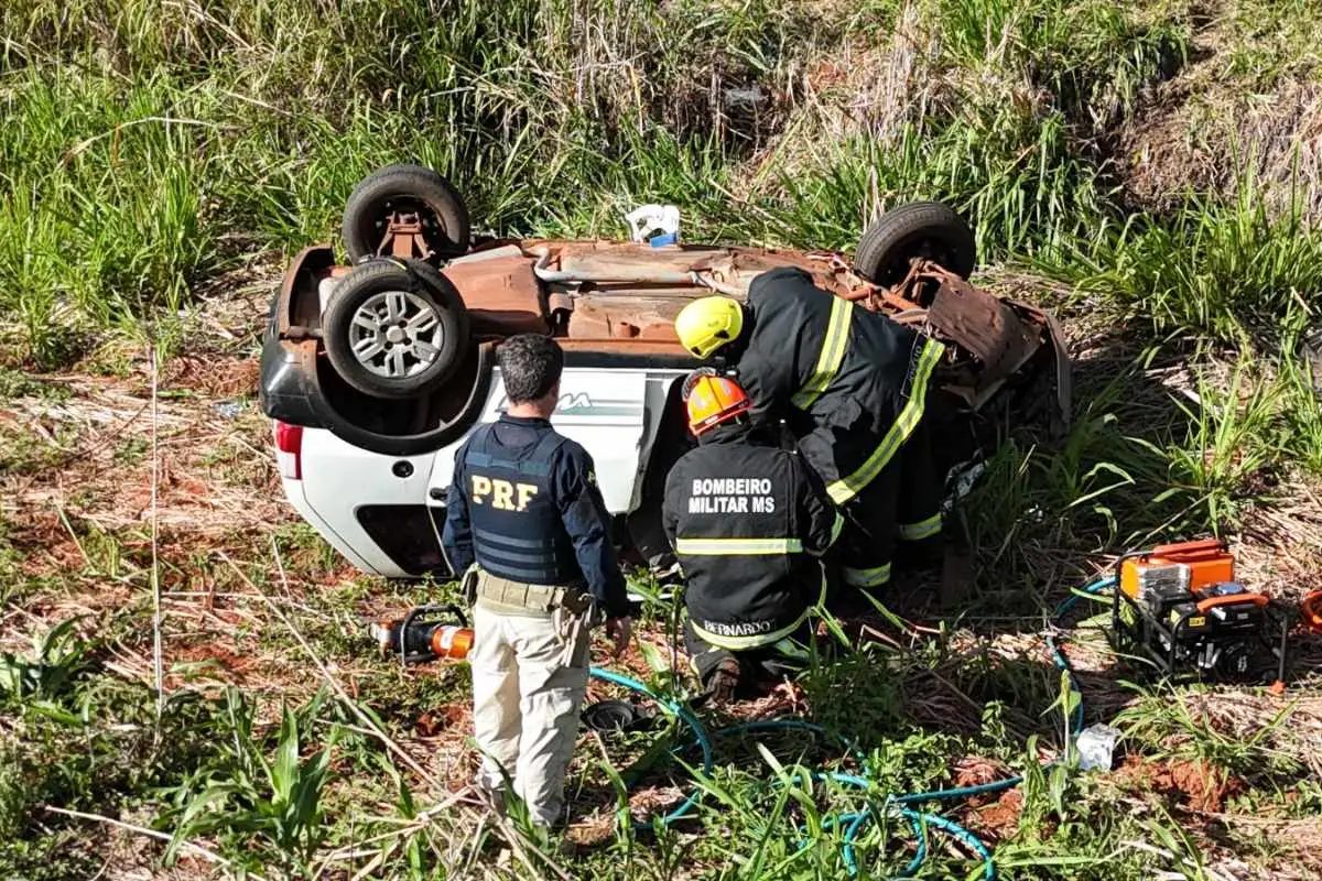 Vítima teve que ser retirada das ferragens pelo Corpo de Bombeiros. (Foto: CBMMS) 