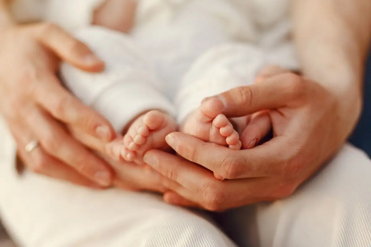 Em casos especiais, como internação prolongada da mãe ou do bebê, o período de recebimento pode ser ampliado. (Foto: Reprodução)