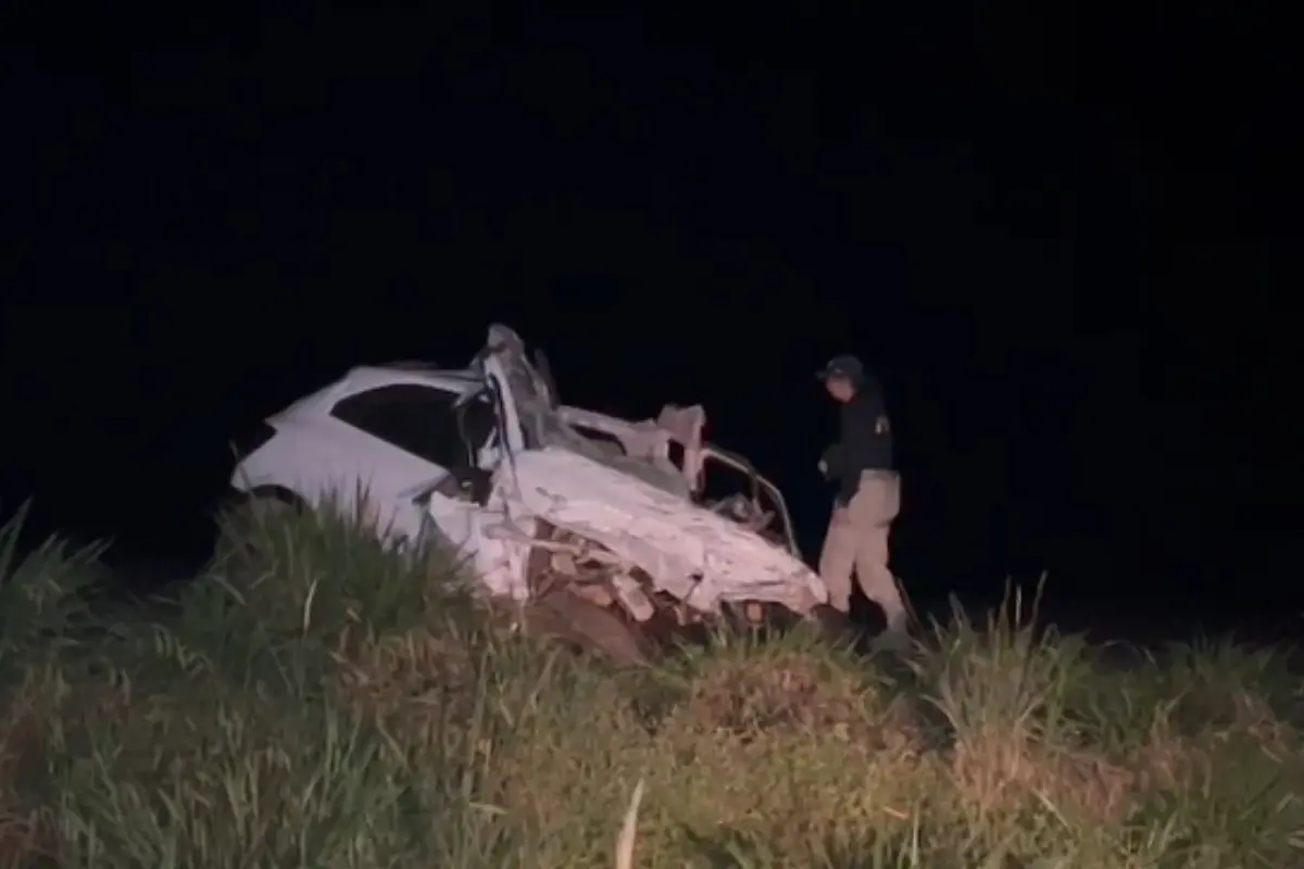 carro destruído acidente br-267
