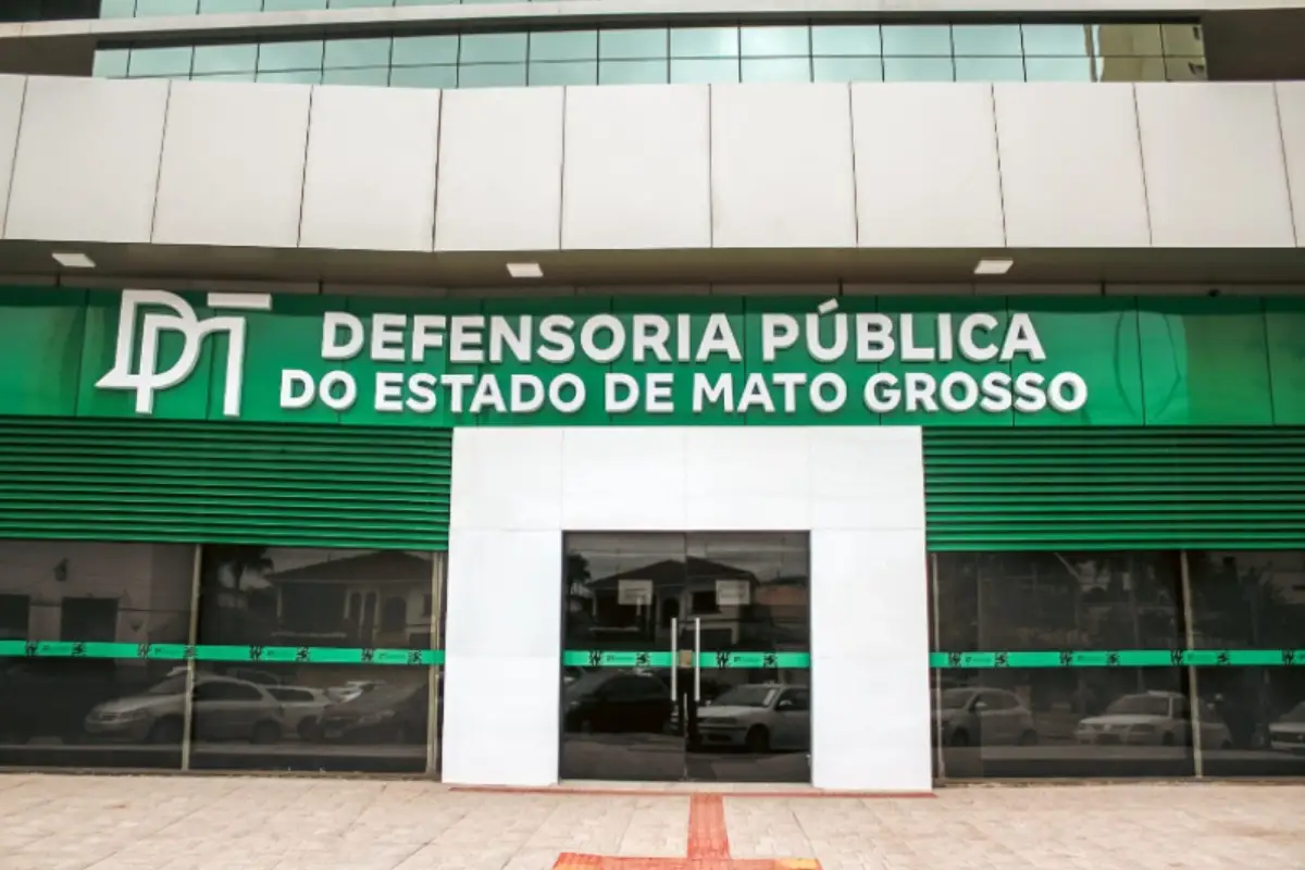 Fachada frontal da Defensoria Pública de Mato em cor verde com portal branco e portas e janelas de vidro - Foto: Defensoria