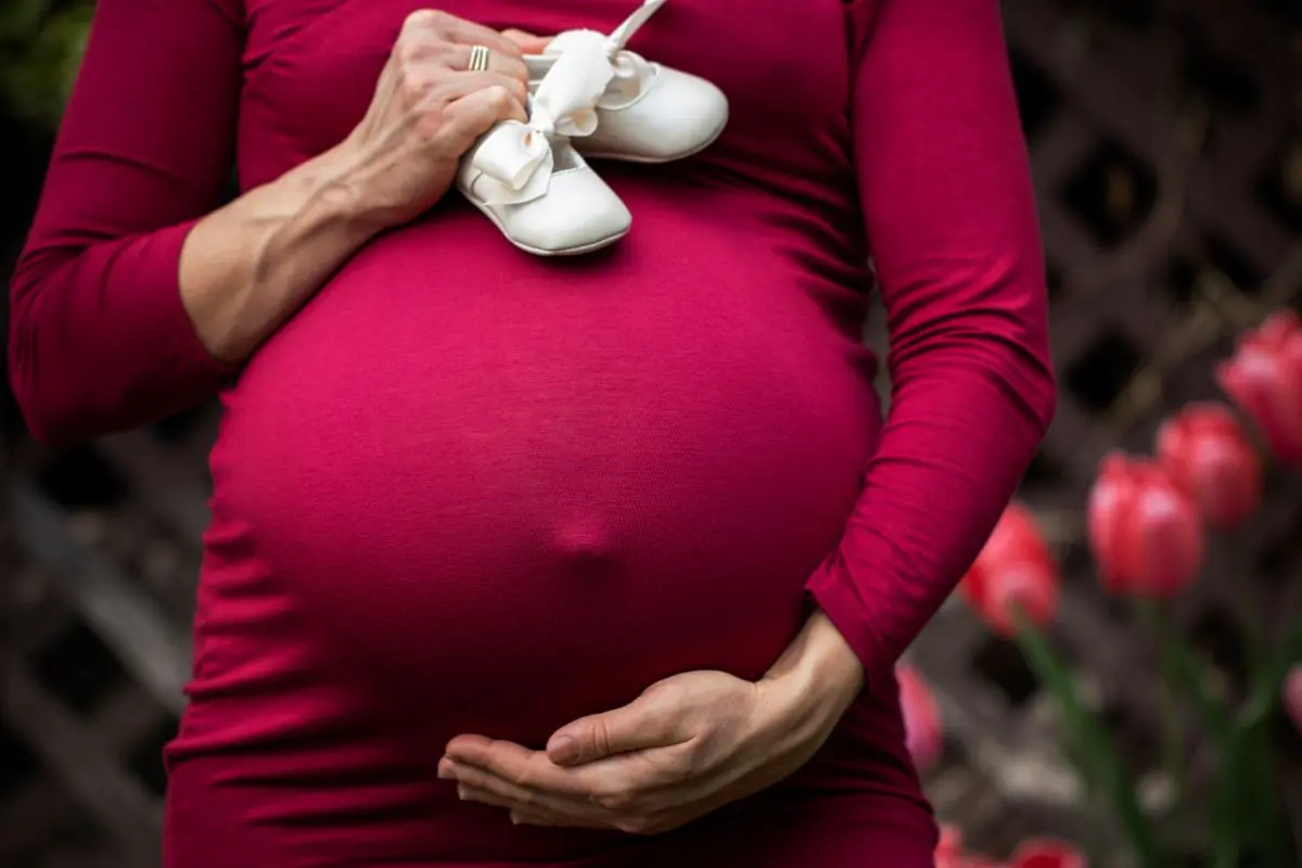O salário-maternidade oferece proteção financeira durante os primeiros meses após o nascimento ou adoção. (Foto: Ilustrativa)