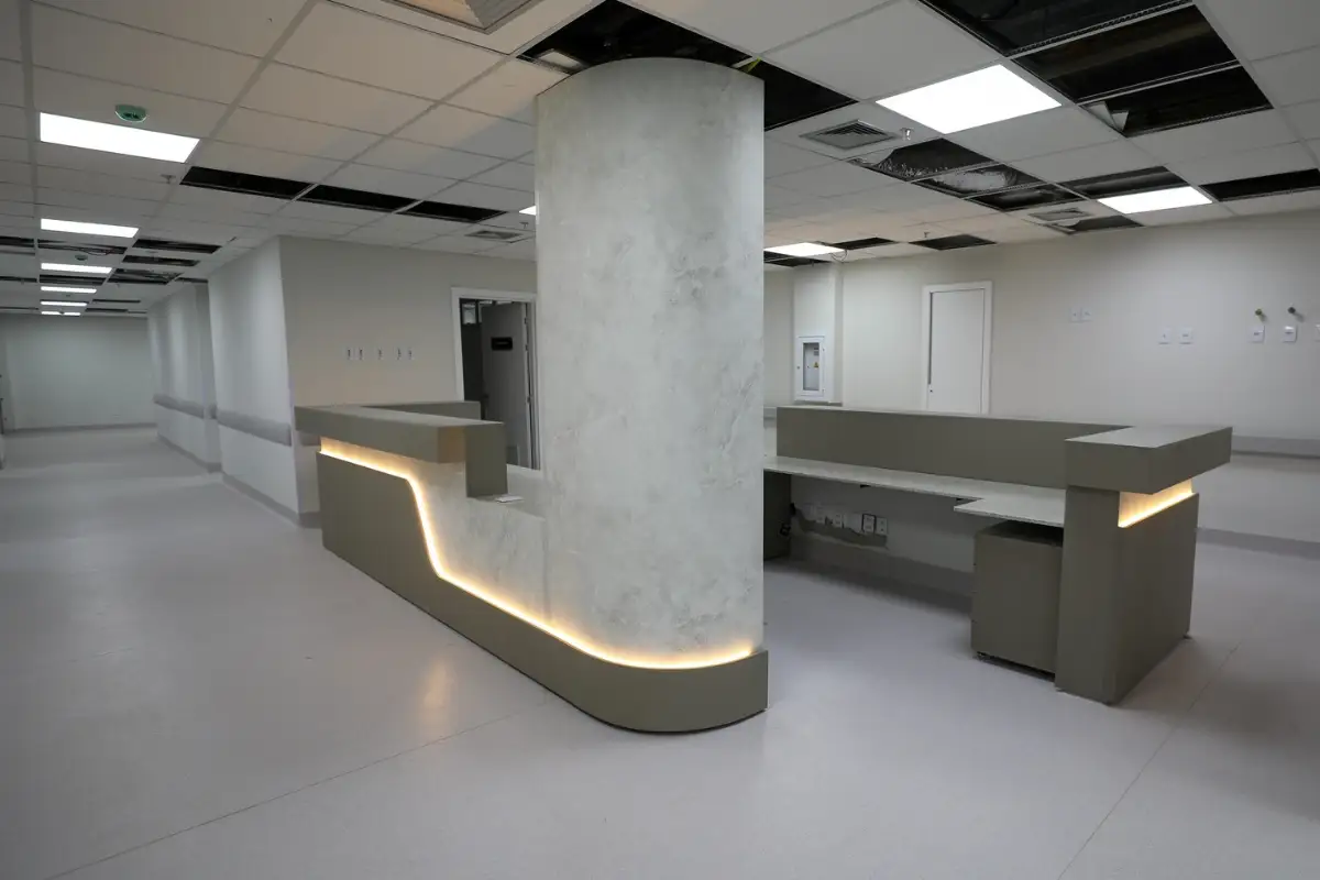 Corredores do Hospital Central já recebem mobília e equipamentos, marcando a reta final da obra após 34 anos de espera. Foto: Antônio Pinheiro/Secom-MT