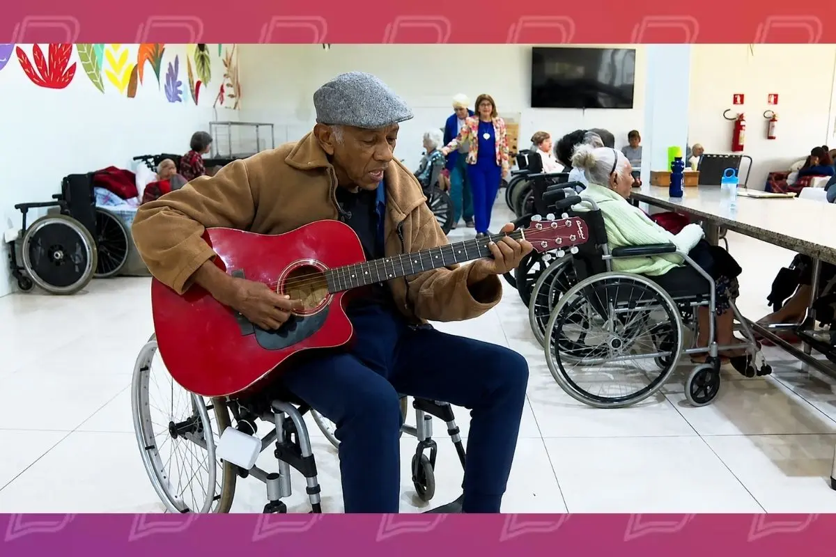 Aos 84 anos, Fernandes encontra no violão uma forma de exercitar a memória e relembrar histórias do passado.