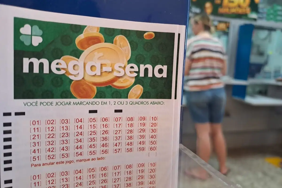 Pessoa registrando aposta da Mega-Sena em lotérica