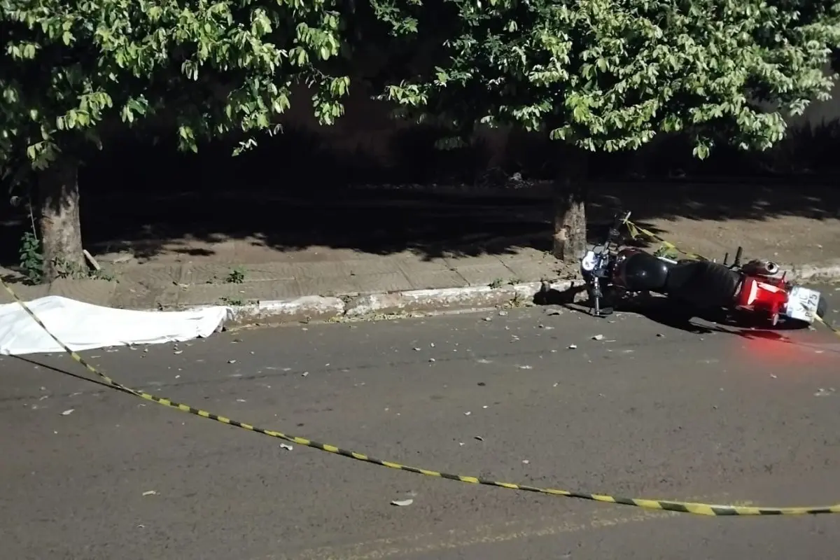 Motocicleta ficou destruída com o impacto. (Foto: PMMS)