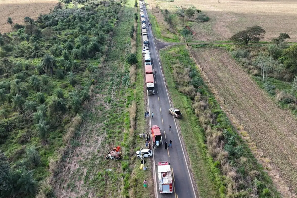 Trânsito ficou parada durante a operação de resgate das vítimas. (Foto: CBMMS) 