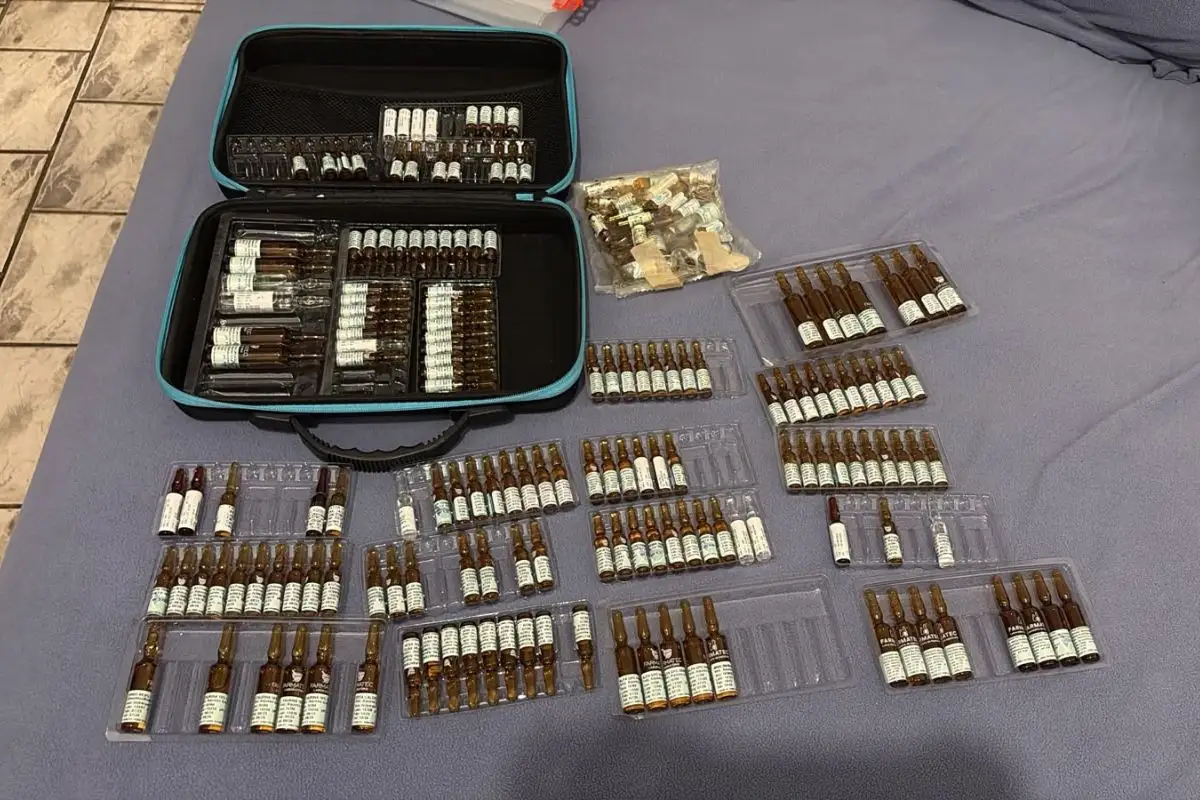 Medicamentos, documentos e dispositivos eletrônicos estavam entre os materiais procurados durante a operação. – Foto: Polícia Civil