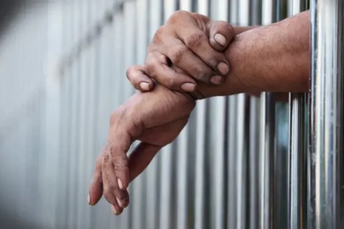 O endurecimento das regras busca impedir o comércio ilícito antes controlado por facções. (Foto: Reprodução) homem