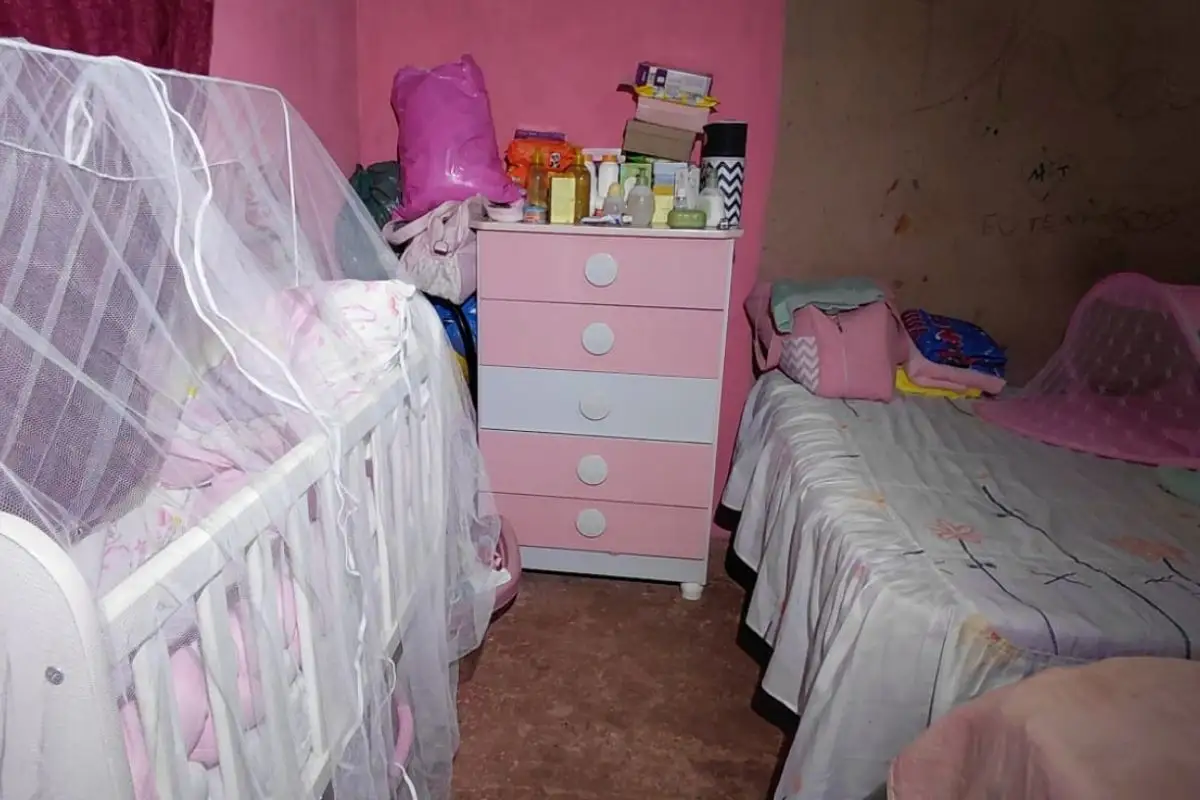 Quarto da bebê está intacto na casa onde morava. (Foto: José Aparecido)