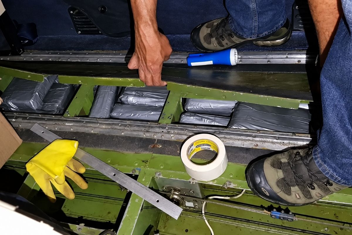 Cocaína foi encontrada escondida no assoalho do avião apreendido em Goiânia, em 2017. - Foto: Reprodução/TV Anhanguera