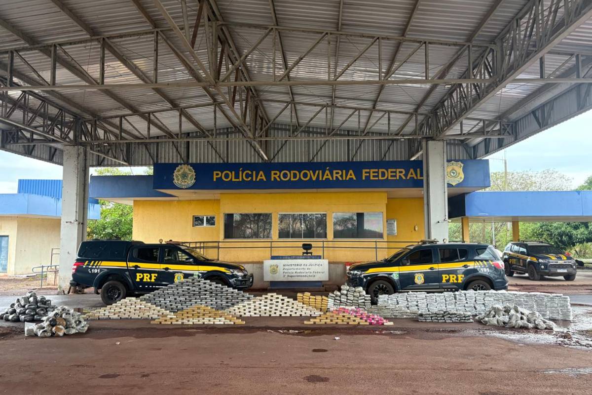Mais de 970 quilos de drogas são apreendidos escondidos em carga de minério na BR-262. (Foto: PRF)