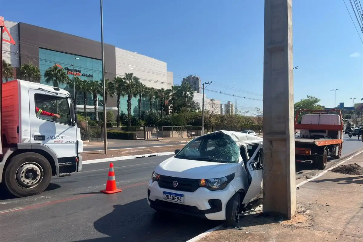 Ana Julia Cortez perdeu o controle e atingiu um poste na Miguel Sutil. - Foto: Ariane Locatelli