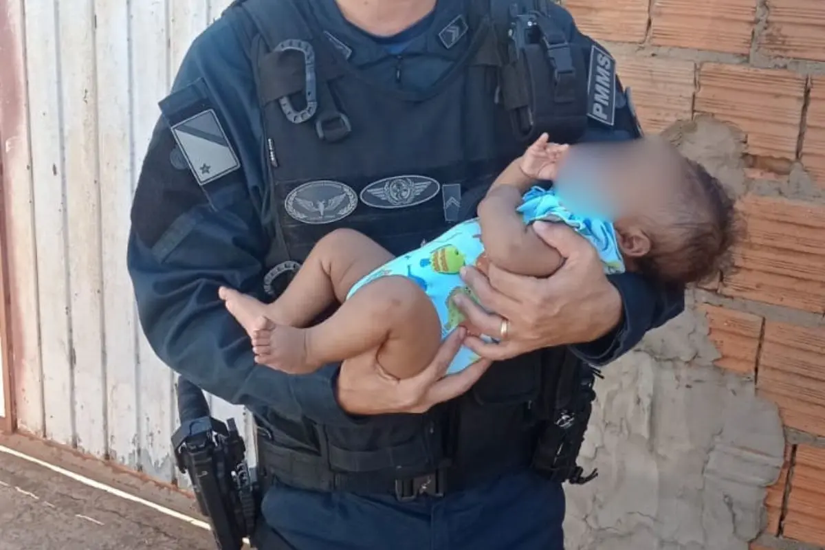 Mulher teria oferecido a criança a desconhecidos para conseguir entrar em uma festa. (Foto: PMMS)