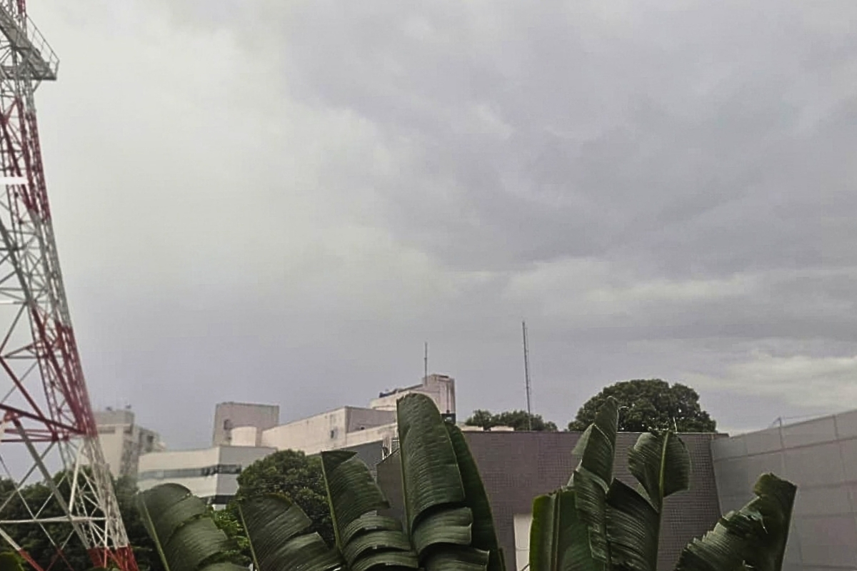 Cuiabá amanheceu sob garoa e tempo nublado nesta terça-feira (29). - Foto: Gabi Braz/Primeira Página