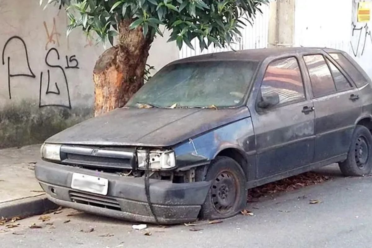 Carro abandonado rua foto arquivo da internet