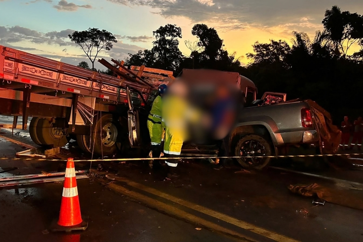 Caminhonete e carreta bateram de frente, deixando dois mortos e dois feridos gravemente na BR-163. - Foto: Reprodução