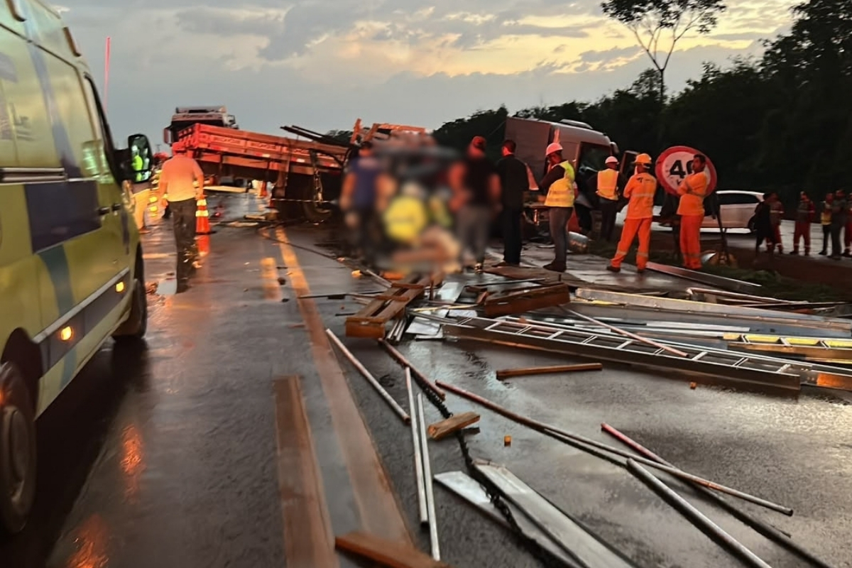 Chuva e pista molhada podem ter contribuído para grave acidente que deixou dois mortos na BR-163. - Foto: Reprodução