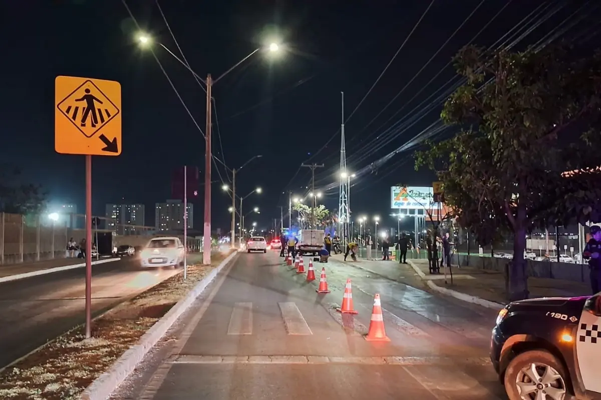 Atropelamento fatal foi em frente a uma rede de supermercados no bairro Morada do Ouro - Foto: Deletran