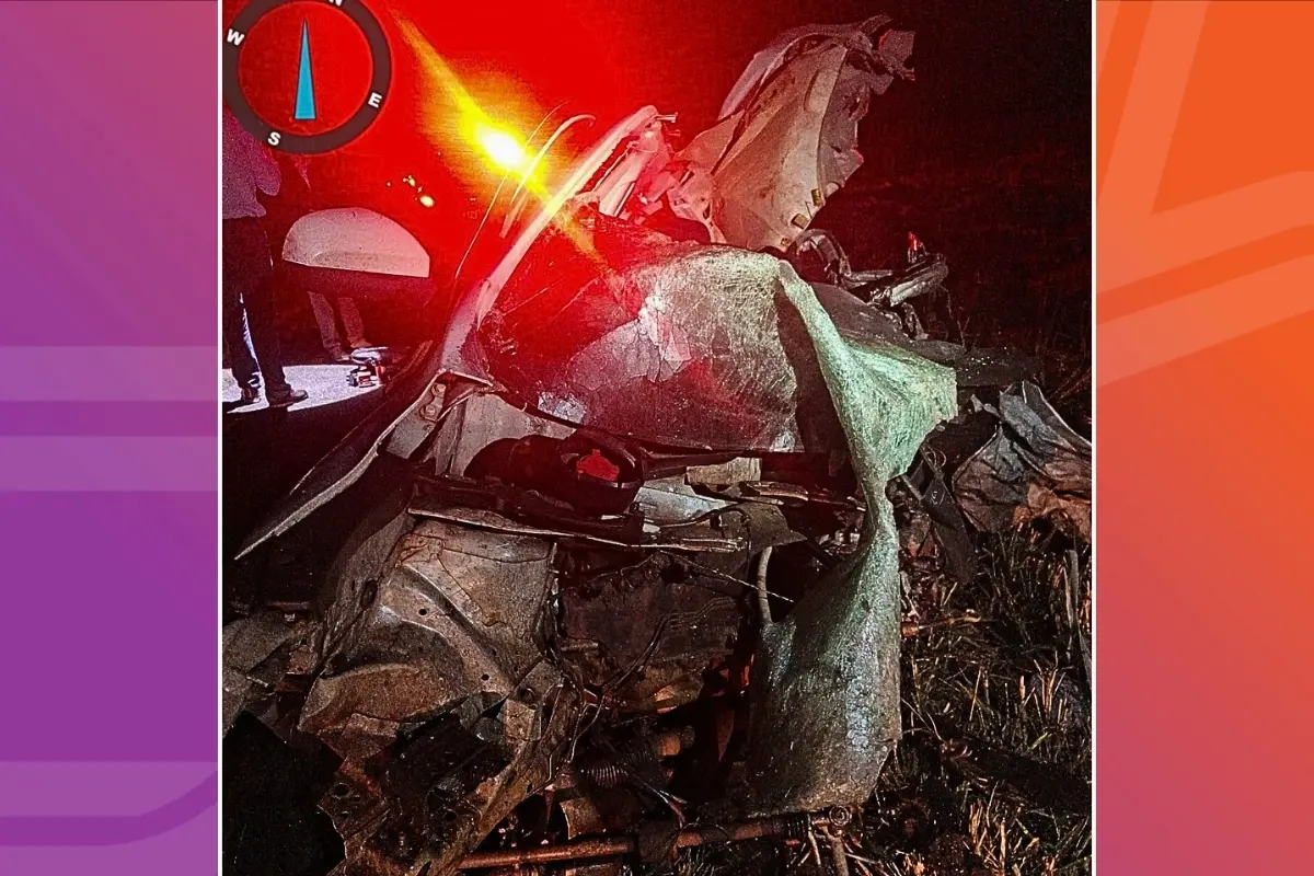 Carro de médico morto em acidente ficou completamente destruído. - Foto: Corpo de Bombeiros