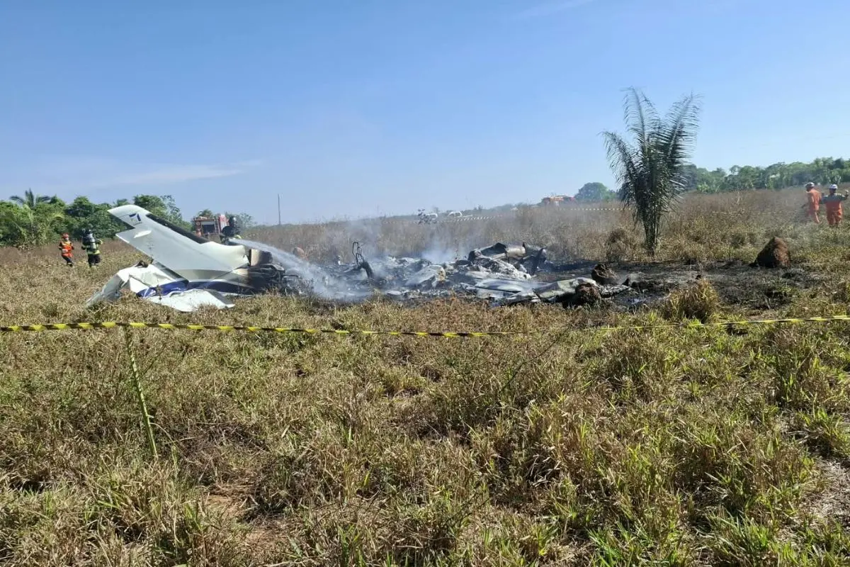 Três pessoas morreram após um avião de pequeno porte cair e pegar fogo na manhã desta quinta-feira