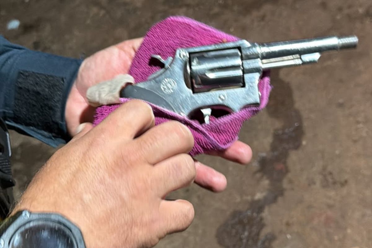 Arma utilizada pelos criminosos durante o sequestro. (Foto: Reprodução/PM)