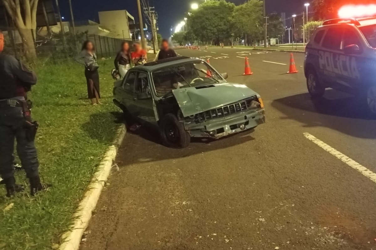 foto de momento após motorista de chevette bater em audi parado
