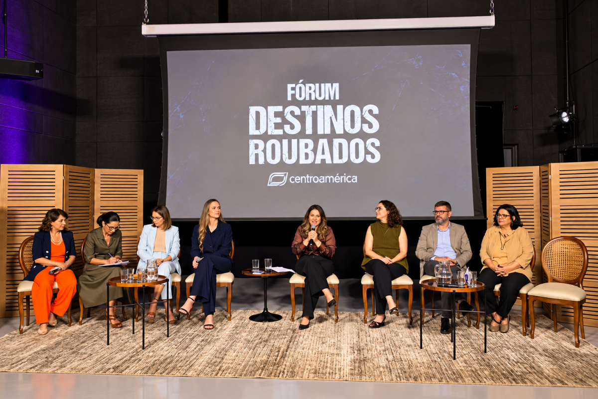 Autoridades que assinaram a carta de intenções durante o Fórum Destinos Roubados. (Foto: Augusto Castro)