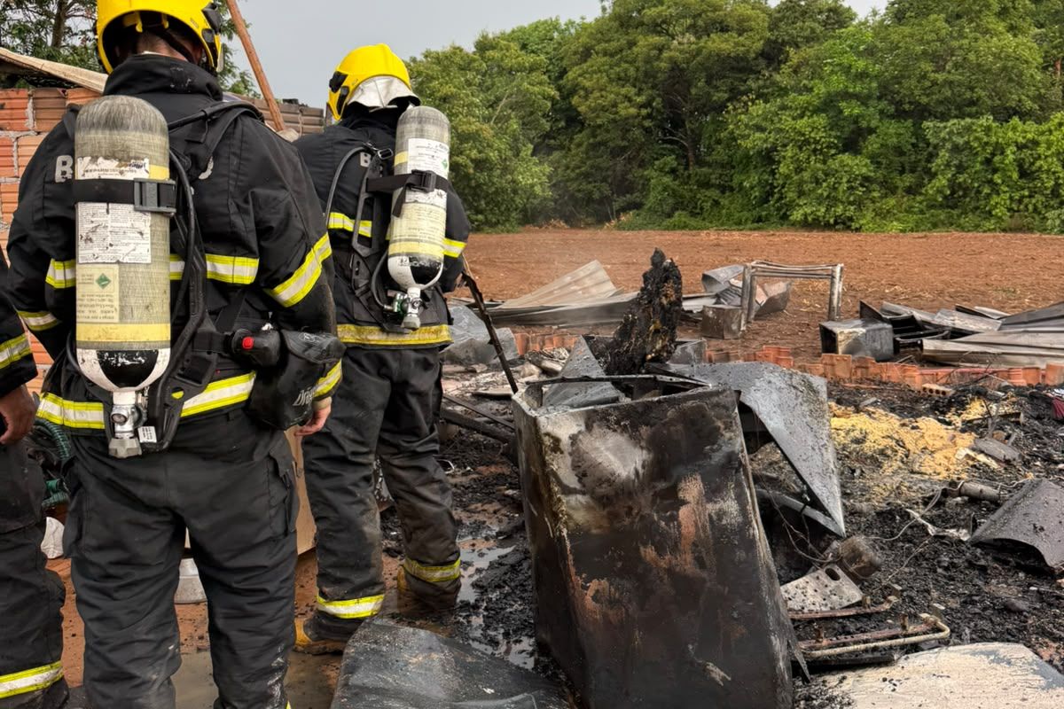 Casa de madeira pegou fogo após problemas na fiação elétrica. - Foto: Corpo de Bombeiros
