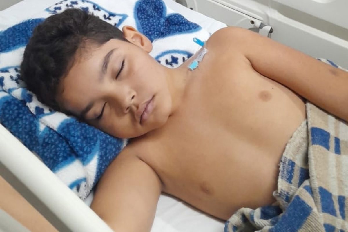 Desde os primeiros dias de vida, o menino de Rio Brilhante enfrenta uma rotina de consultas, internações e cirurgias. (Foto: Reprodução)
