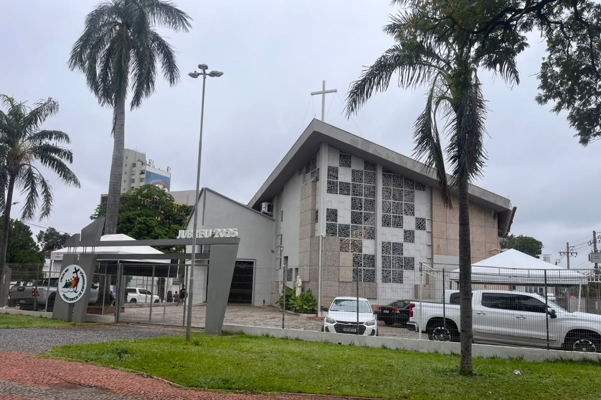 Entre lágrimas e orações, família lembra legado de pai morto com as filhas em acidente na BR-163. (Foto: Thauana Luares)