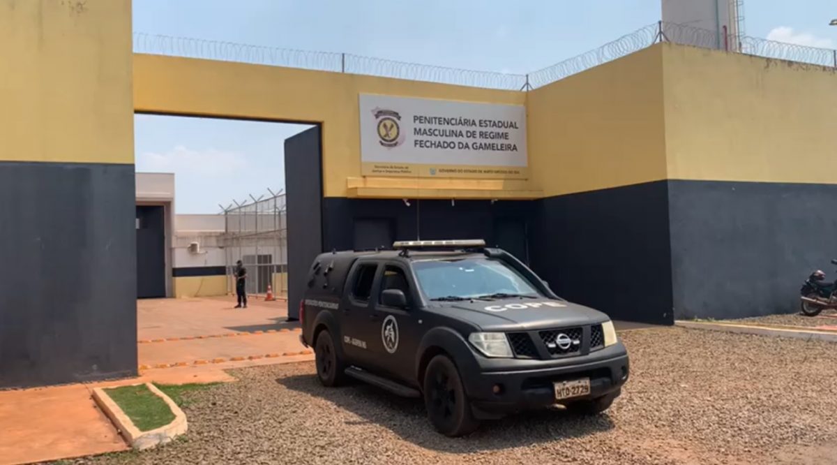Viatura do Cope saindo da Supermáxima – presídio da Gameleira – após princípio de motim em 22 de outubro de 2021 (Foto: Renata Fontoura/Z1)