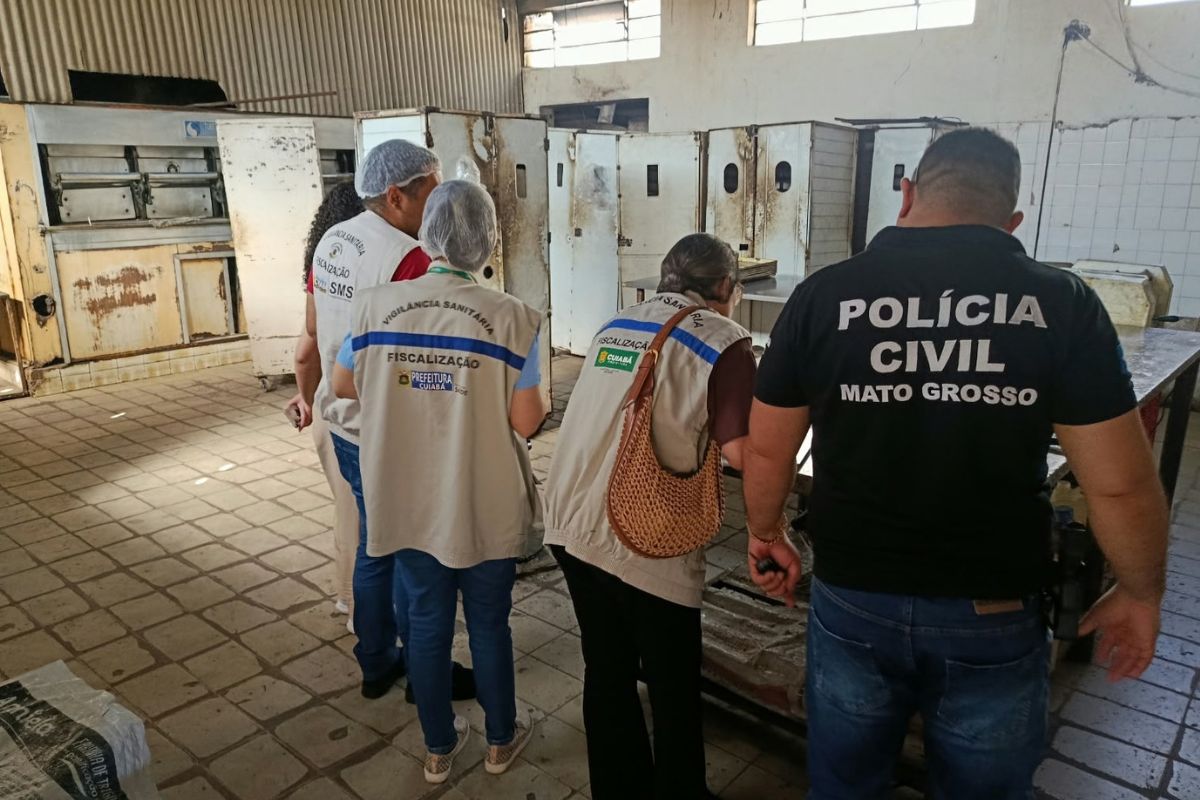 Paredes deterioradas e utensílios em condições precárias foram encontrados na área de produção da padaria.
