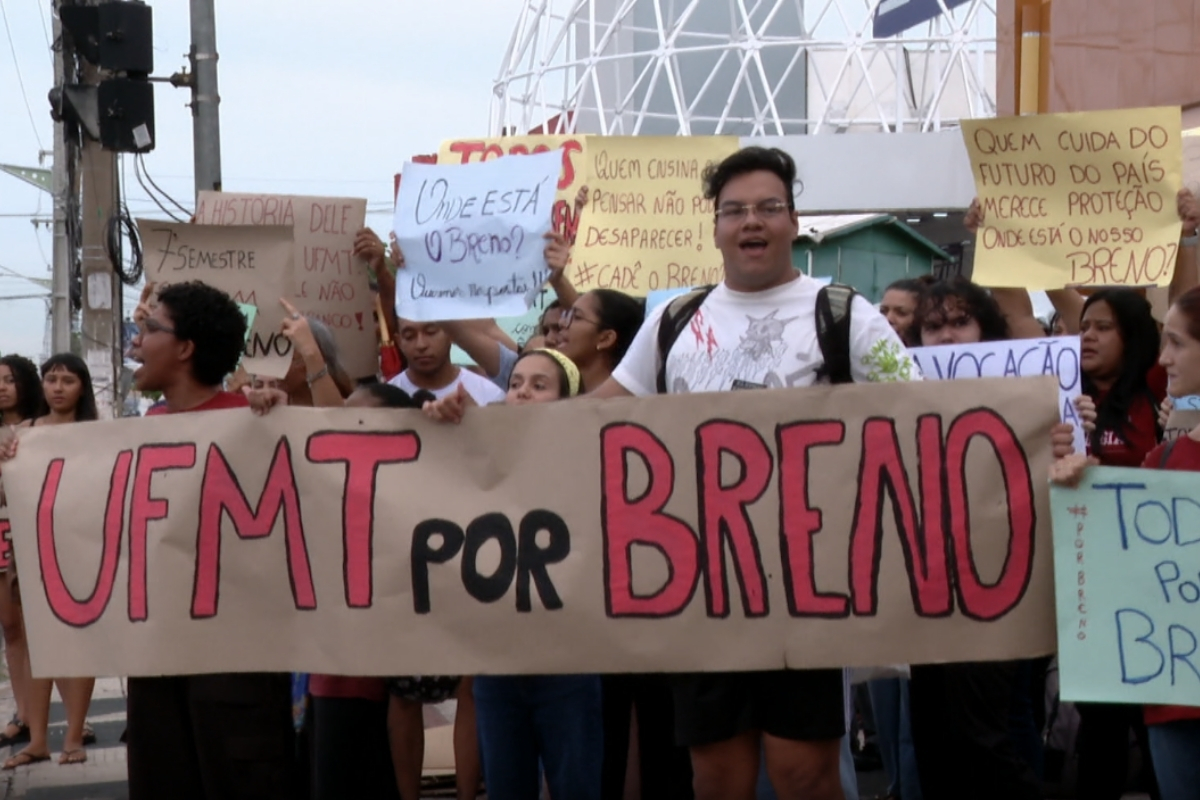 Manifestação durante o desaparecimento do professor Breno, em frente à UFMT. - Foto: TV Centro América 