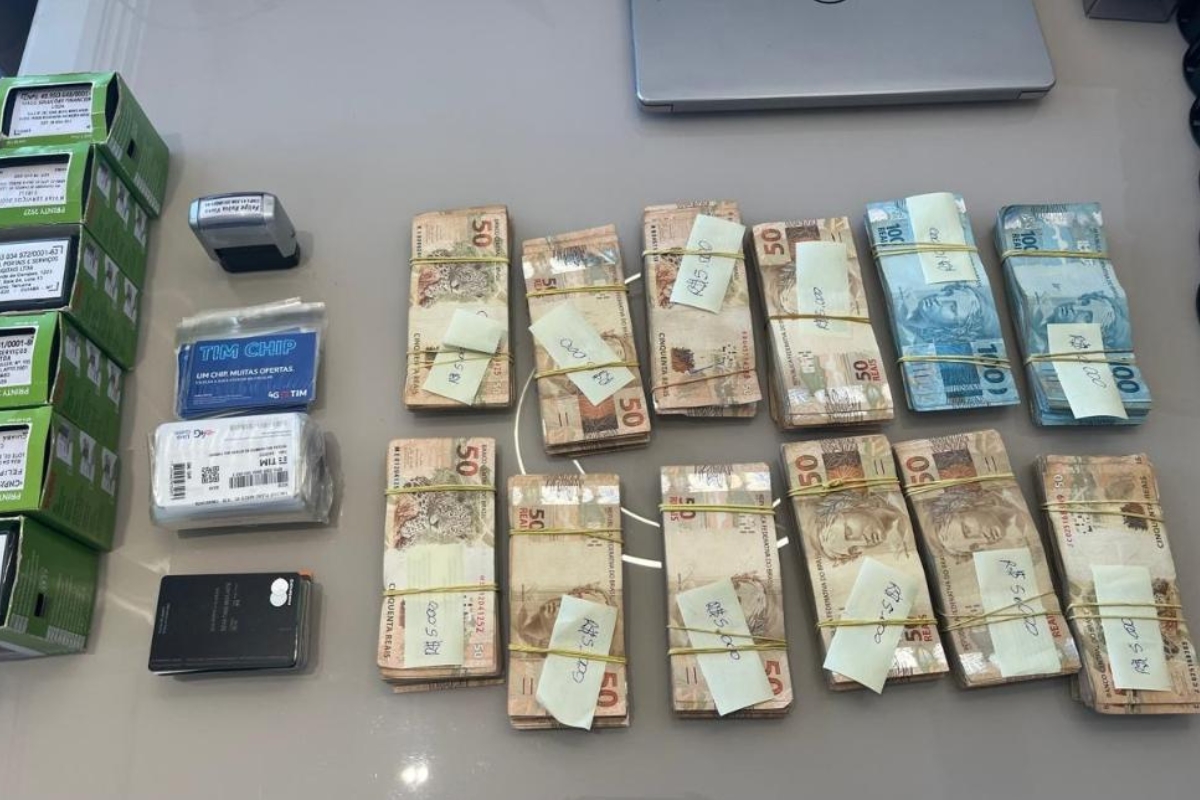 Dinheiro vivo apreendido durante a Operação Datar, que investiga esquema de lavagem de R$ 185 milhões ligado ao tráfico de drogas.