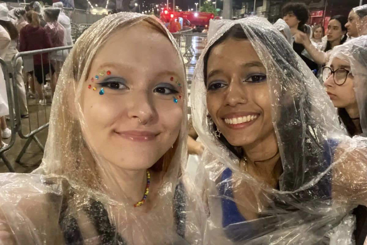 Gabriella e uma amiga em show da The Eras Tour (Foto: Arquivo Pessoal)